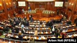 Kuvendi i Kosovës gjatë seancës së ndërprerë konstituive të martën, 15 prill.