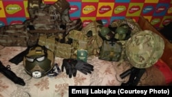 Рыштунак і дакумэнт, фота беларускага добраахвотніка Эмілія Лабейкі