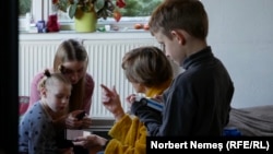 Alina Cotețiu Nodiș primește în propria locuință mamele și copiii care vin din Ucraina. Are la dispoziție 25 de locuri, spune aceasta, dar, la nevoie, poate să mai facă rost de mai mult spațiu: „suntem pregătiți”. 