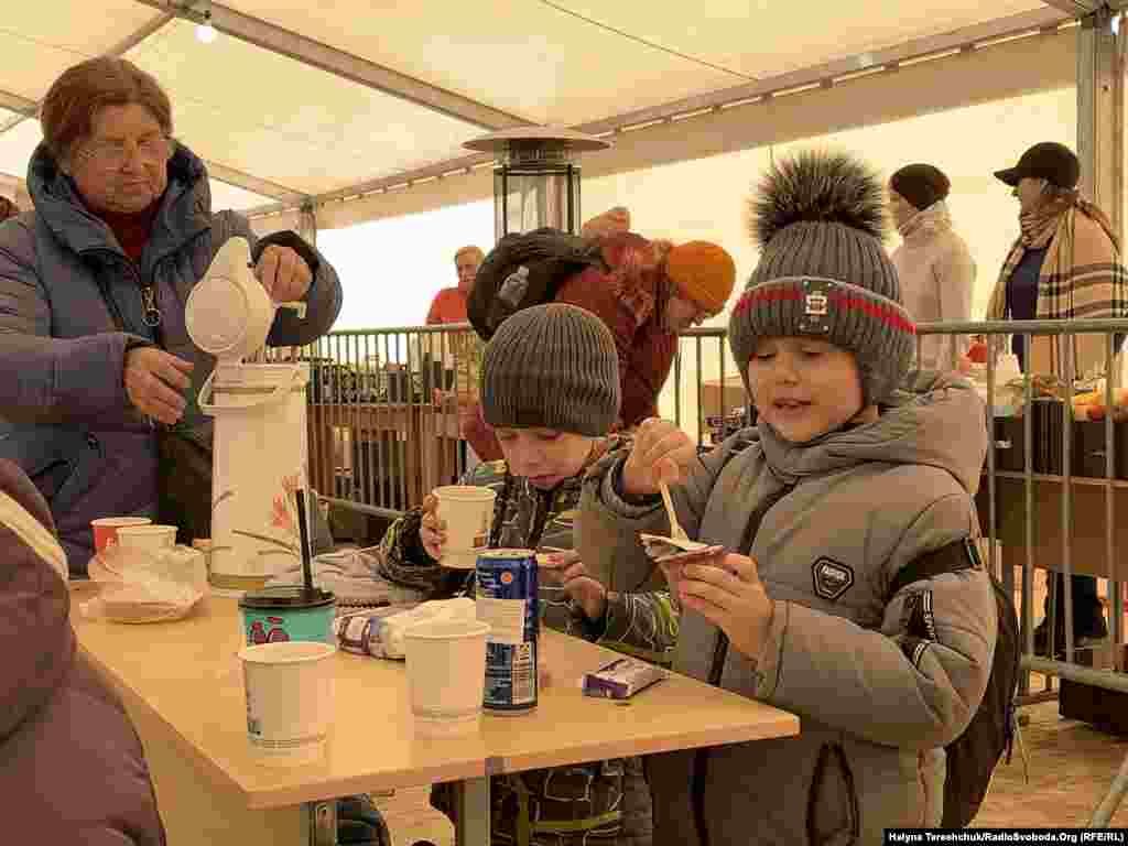 Малеча, яка з батьками змушена була покинути власні домівки через російську агресію, перед перетином українсько-польського кордону