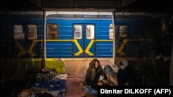 Метрополітен працює з 6:30 до 20:00, при цьому підземні станції метро цілодобово приймають людей як укриття