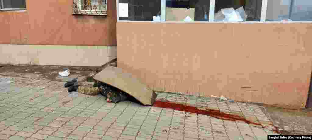 Cadavrul unui soldat, acoperit de o bucată de carton pe străzile Mariupolului, Ucraina, 10 martie 2022.