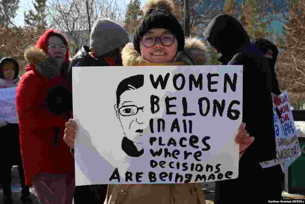 "Әйел шешім қабылданатын жердің бәрінде болуы керек" дейді мына қыз. Суреттегі адам америкалық судья Рут Бейдер Гинзбургке ұқсайды. Гинзбург &ndash; АҚШ Жоғарғы сотының судьясы атанған екінші әйел. Ерлер қауымынан тұратын заң саласында үлкен белестерді бағындырған Гинзбург әйел құқығы үшін күрестің символына айналған.