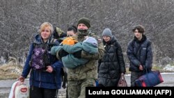 Украински бегалци ја минуваат границата со Полска, 9 март, 2022 година