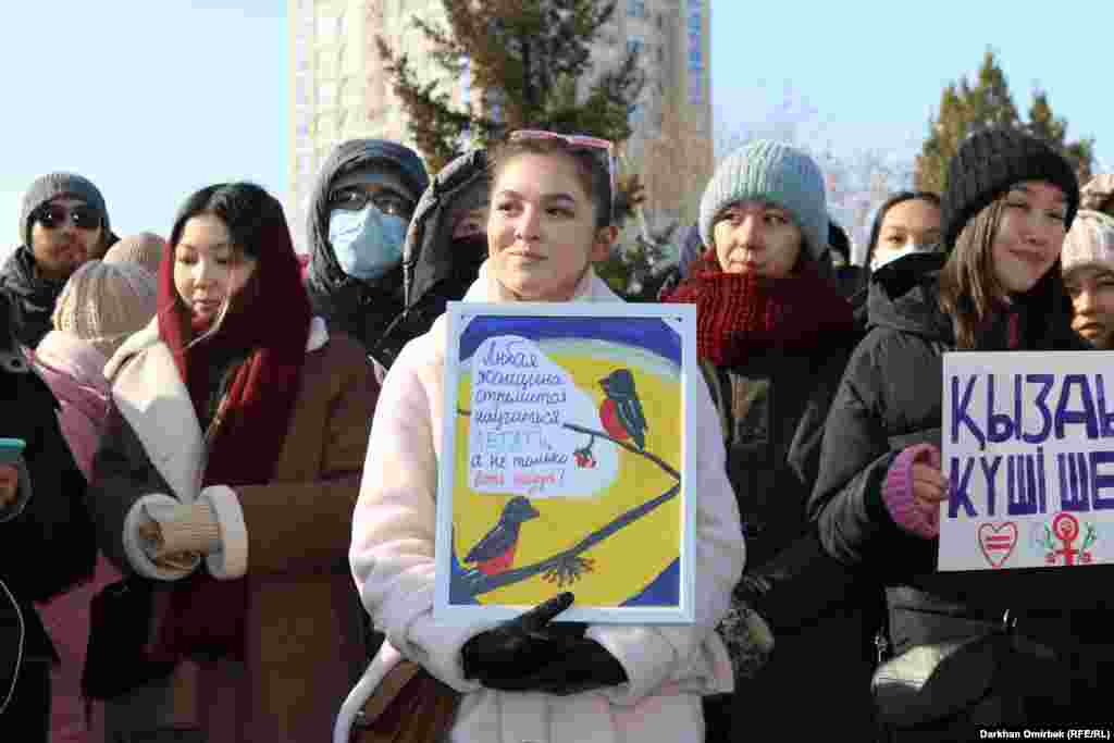 "Сүйікті әйел ұя салып қана қоймай, ұшуды да үйренгісі келеді" дейді митингінің мына бір қатысушысы. Төрт жыл бұрын, 16 жасында қатерлік ісік ауруына шалдығып, жеңіп шыққанын айтты.