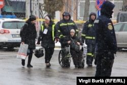Pănă să primească ajutorul voluntarilor, bătrânii din Ucraina trebuie să înfrunte frigul din punctele de frontieră
