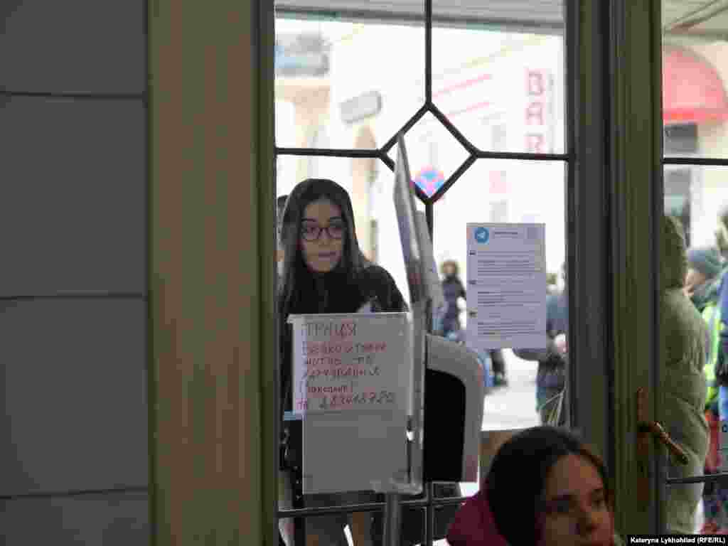 Вокзал "жумуш издейм" деп украинче жазылган жарнамаларга толгон.&nbsp;