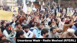 د پښتون ژغورنې غورځنګ غړو او ګڼو پلویانو د مې پر ۱۹مه د بنو په جانیخېلو کې تر هدفي حملې او په بکاخېلو کې تر چاودنې وروسته په بنو کې احتجاج وکړ. (انځور: ارشیف)