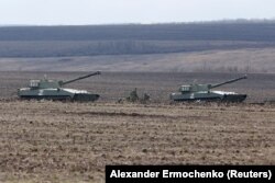 Tanket ruse me simbolin 'Z' duke lëvizur në fshatin Bugas në rajonin ukrainas të Donjeckut. 6 mars 2022.