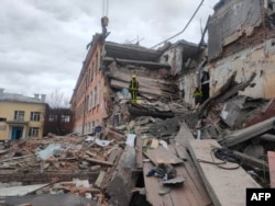 O școală din orașul Cernigău distrusă de bombardamente. Imagine din 7 martie 2022.