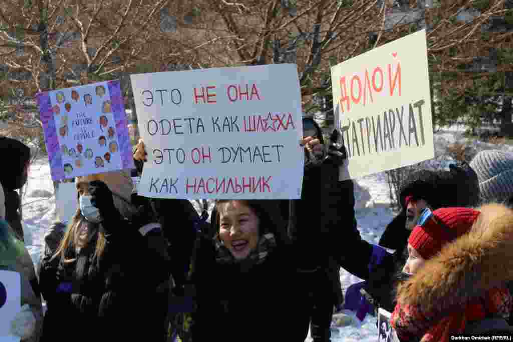 "Әйел жезөкше секілді киінбейді, еркектің өзінің ойында зорлау пиғылы бар" деген мына митингші қоғамда зорлық-зомбылық көрсетуші еркекті ақтап алуға деген талпынысты айыптайды. Қыз зорланса, кінәні сол қыздың өзіне жабу&nbsp;&ndash; әсіре патриархал қоғамдар үшін қалыпты нәрсе. "Тана көзін сүзбесе, бұқа жібін үзбейді" деген мақалды да осы мақсатта пайдаланып жатады.