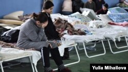 Refugiați romi din Ucraina, găzduiți la Manejul de atletică ușoară din Chișinău. Centrul de plasament a fost ulterior închis.