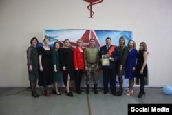 Ілля Сорокін в центрі у військовій формі