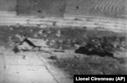 Мёртвыя целы Нікалае Чаўшэску (справа) і яго жонкі Алены паказаныя на відэазапісе румынскага тэлебачаньня. 26 сьнежня 1989