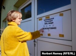 La intrarea în încăperea unde au fost primiți refugiații, Alina a lipit un afiș pe care scrie: „Cazare, transport, hrană și băutură - gratuite”.