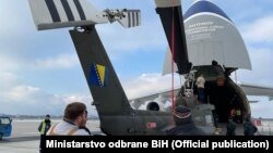 Istovar američkih helikoptera Bell na sarajevskom aerodromu krajem 2021.