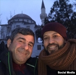 Исмаил Хажыоглу (солдо) жана мечиттин имамы Мехмет Йуже (оңдо).