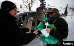 Helikopteri Gazelle korišteni i u humanitarnim akcijama, na fotografiji jedna takva akcija u Kalinoviku, 40 kilometara južno od Sarajeva, 2012. godine