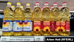 Rritja e çmimeve në një dyqan ushqimor në Prishtinë, 10 mars 2022.