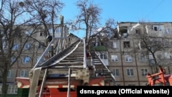 У ДСНС кажуть: 21 людину врятували та 12 евакуювали. Інформації про жертв немає