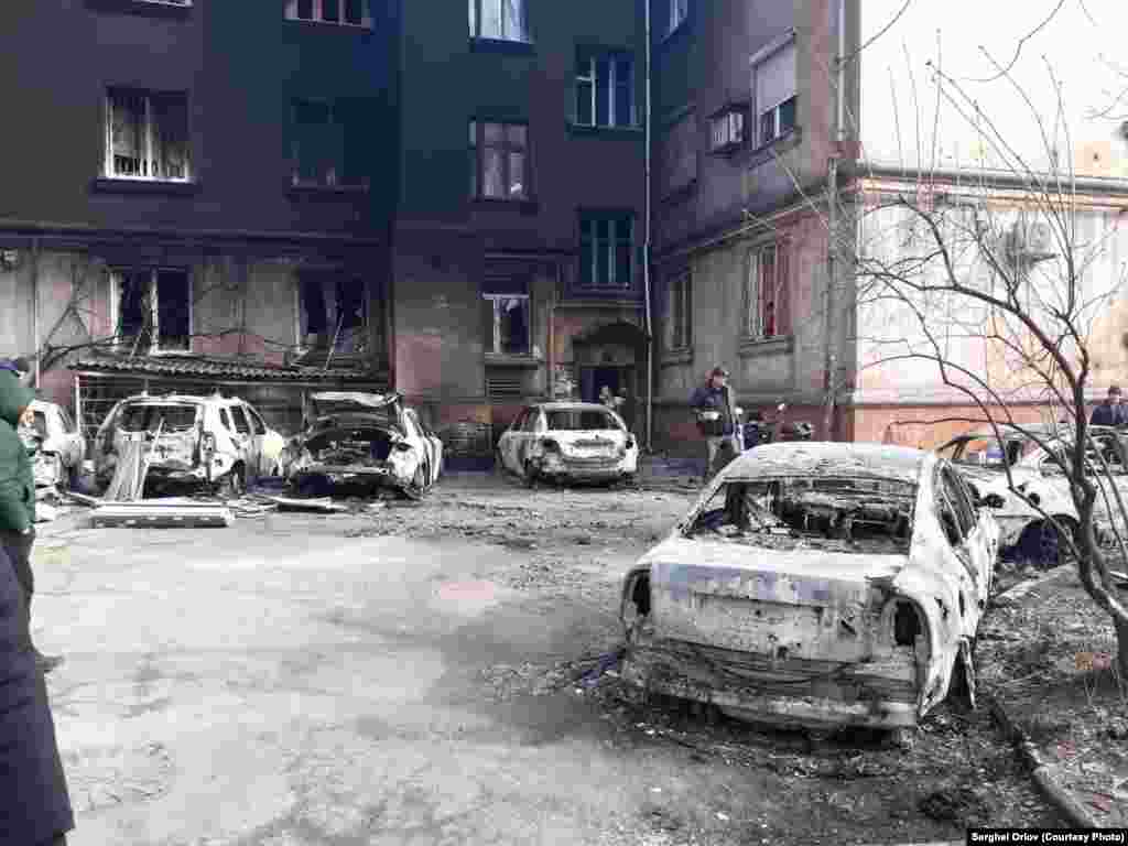 Armata rusă a bombardat neîncetat localități precum Harkov, Mariupol sau suburbiile Kievului. Potrivit agenției Interfax Ucraine, orașul Mariupol se află în pragul catastrofei umanitare: resursele de hrană și apă sunt limitate, iar autoritățile nu pot primi ajutor umanitar din cauza bombardamentelor Rusiei.&nbsp;