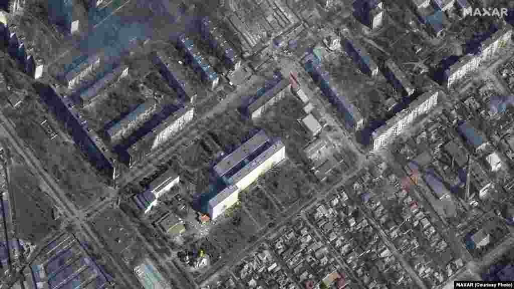 Un spital și blocuri de locuit avariate în vestul Mariupolului pe 14 martie.