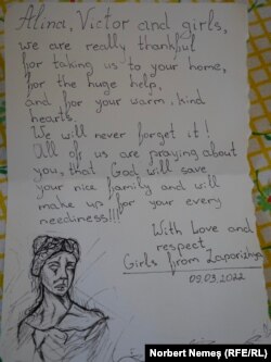 „Alina, Victor, fetelor, suntem foarte recunoscători pentru că ne-ați primit în casa voastră, pentru ajutorul oferit și pentru căldură” - începe scrisoarea din partea grupului din Zaporijjea, orașul în care armata Rusiei a preluat violent controlul asupra unei centrale nucleare.