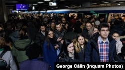 Dimineața și după-amiaza, când fluxul de călători era cel mai mare, trenurile de la metrou circulau și din 5 în 5 minute. Începând din iulie, călătorii așteaptă și 15 minute.