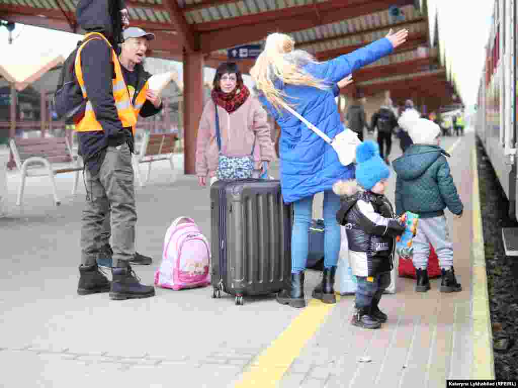 Бул шаарга келген качкындар Польшанын башка шаарларына жанан Евробиримдиктин башка өлкөлөрүнө чыгып кетүүдө.&nbsp;
