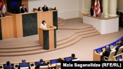 საქართველოს პრეზიდენტი სალომე ზურაბიშვილი პარლამენტის ტრიბუნასთან. 14 მარტი, 2022 წელი. 