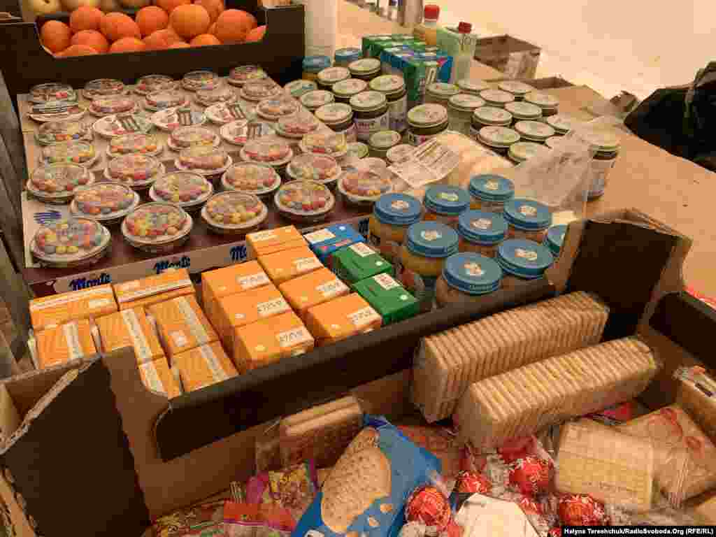 Це гуманітарна допомога з Польщі. Тут є солодощі для дітей, молочні продукти, фрукти