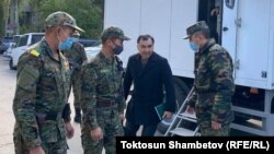 Равшан Джеенбеков под конвоем приехал в ЦИК  для подачи уведомления. 12 октября 2021 года. 