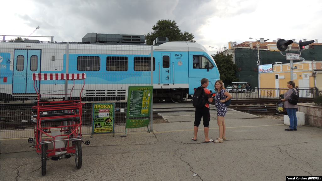 Одна з визначних пам'яток Феодосії &ndash; залізниця, яка &laquo;перерізає&raquo; набережну