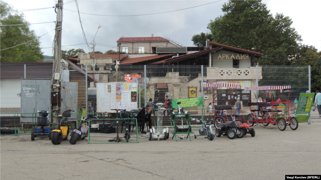 Прокат дитячих машинок і електросамокатів вже не знаходить свого клієнта. Відпочиваючі роз'їжджаються, а бажаючих покататися місцевих жителів поки не видно