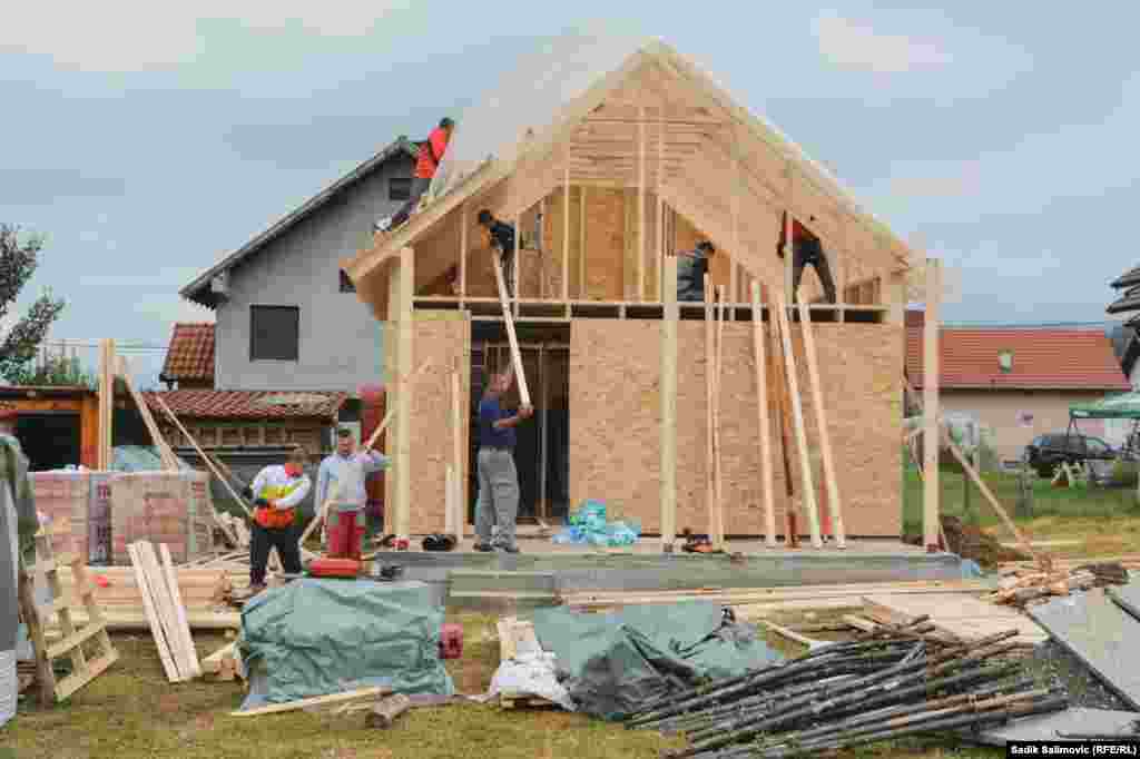 Humanitarna organizacija Bauern Helfen Bauern iz Salzburga (Austrija) je u proteklih 20 godina na području opštine Srebrenica sagradila oko 500 montažnih objekata za povratnike.