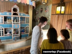 Дерев'яний будиночок вертепу і учасники проєкту «Вертеп. Необарокова містерія»