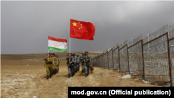 Кытай менен Тажикстандын чек ара аскерлери эки өлкөнүн чек арасында кайгуулга чогуу чыгышты. 2017-жыл.