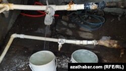 Türkmenistanda köp gatly jaýlaryň birinde könelişip, hatardan çykan lagym turbalary. Arhiw suraty