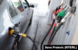 NIS na tržištu Balkana upravlja mrežom od preko 400 benzinskih stanica u dva brenda – NIS Petrol i premijum brend GAZPROM (punjenje goriva na jednoj od benzinskih pumpi na Balkanu)