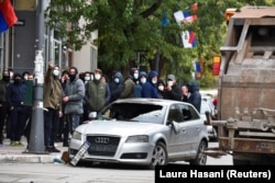 Një veturë e dëmtuar në Mitrovicë të Veriut. 13 tetor 2021.