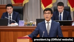 Эдил Байсалов Жогорку Кеңеште ант берүүдө, 13-октябрь, 2021-жыл. 