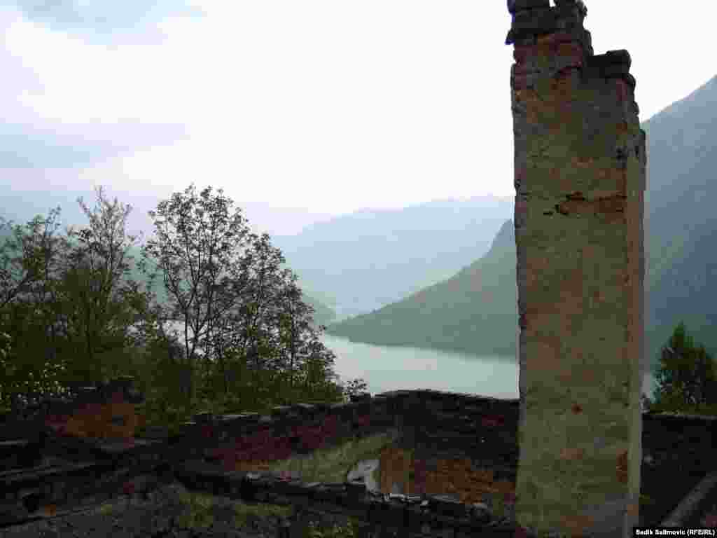 Samo odžak podsjeća da je ovo nekad bila kuća.