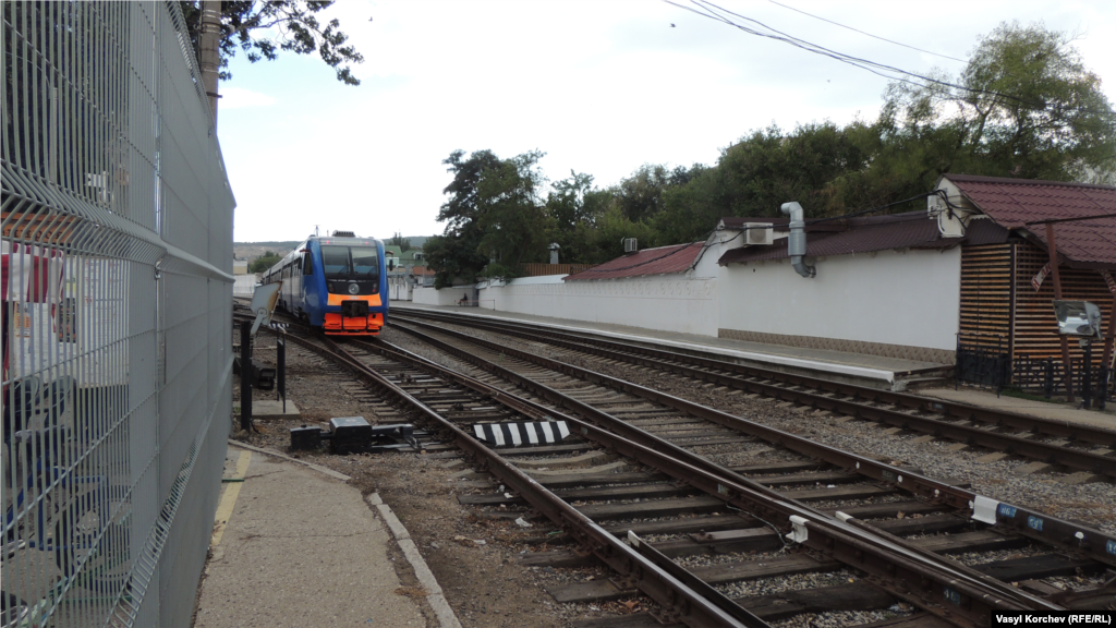 Колись жвавий залізничний вокзал тепер приймає здебільшого електрички з чотирма-п'ятьма вагонами. Поїзд з Москви сюди пустили лише через кілька років після анексії Криму