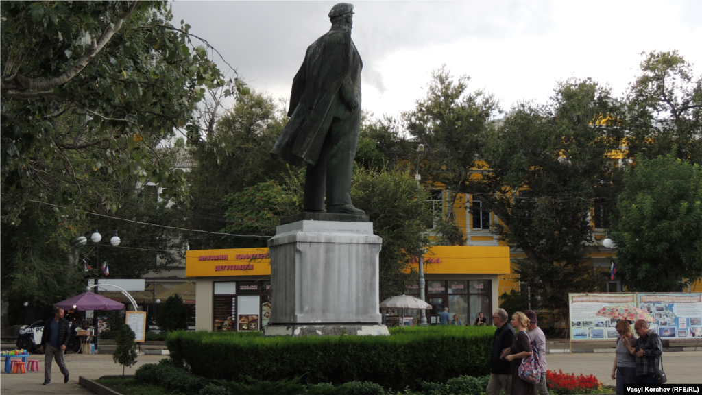 Декомунізація, яку здійснили на материковій Україні, не торкнулася Криму. Пам'ятник &laquo;вождю світового пролетаріату&raquo; Володимиру Леніну підноситься в центрі Феодосії на площі перед залізничним вокзалом &nbsp;