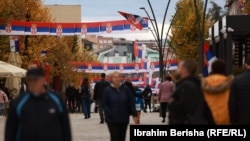 Flamuj të Serbisë të vendosur në Mitrovicë të Veriut. Fotografi ilustruese. 