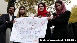 اشتراک ملاله و فوزیه کوفی عضو هیئت پیشین مذکراه کننده صلح حکومت جمهوری مخلوع افغانستان در راهپیمایی که با اشتراک صد ها تن به‌شمول افغان‌ها، در مرکز شهر لندن برگزار شده بود.
