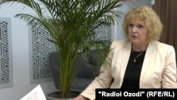 Мэри Лоулор во время визита в Душанбе. 2022 год