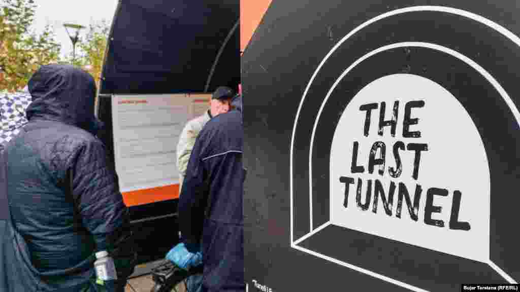 "Tuneli i fundit" është ekspozita e hapur në Prishtinë për të përkujtuar vajzat dhe gratë e vrara në Kosovë si pasojë e dhunës mbi baza gjinore. Ekspozita është hapur në kuadër të fushatës së Ministrisë së Drejtësisë të Kosovës &ldquo;16 ditët e aktivizmit kundër dhunës në baza gjinore" dhe është organizuar&nbsp;nga organizatat SIT, UNFPA, UN WOMEN.