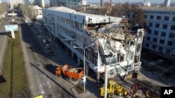 یک ساختمان در پایتخت اوکراین که هدف حمله روسیه قرار گرفته است