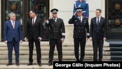 Ministrul de interne Lucian Bode (stânga), alături de secretarul de stat Bogdan Despescu și șefi ai Poliției Române.